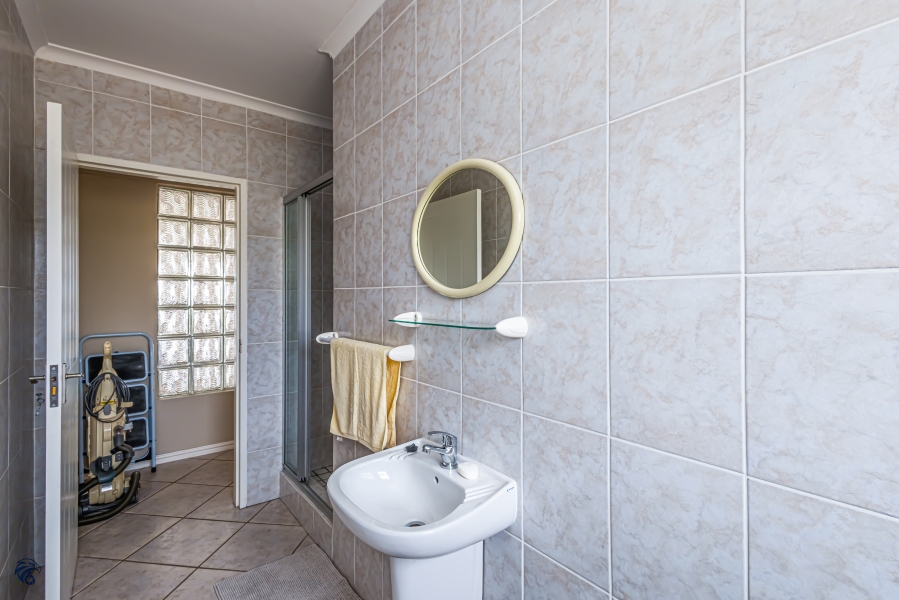 6 Bedroom Property for Sale in Middedorp Western Cape
